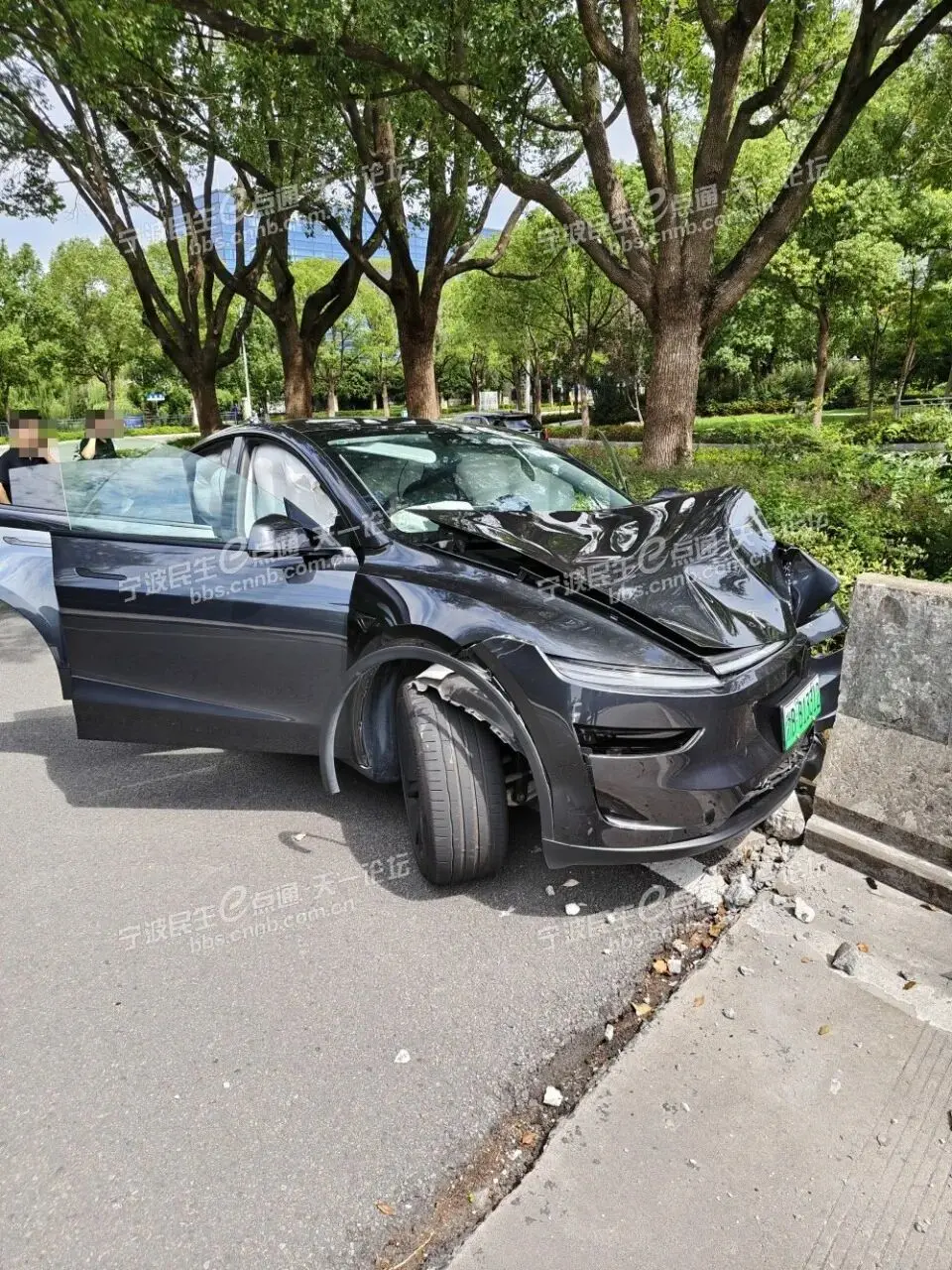 浙江宁波一特斯拉销售员展示“零百加速”功能，致车辆失控撞上桥墩，车内4名客户受伤？工作人员回应