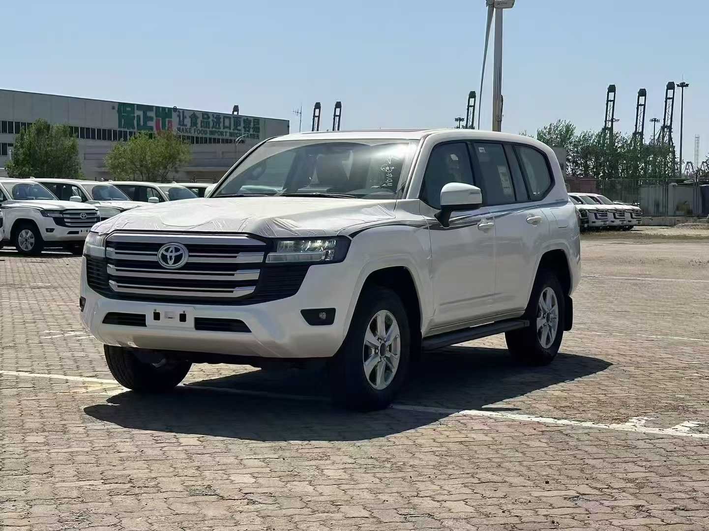 兰德酷路泽中东版 全部在售 2025款 2024款 2023款 2022款 2021款 2020款酷路泽4000 外形粗犷有力让您从容驾驭