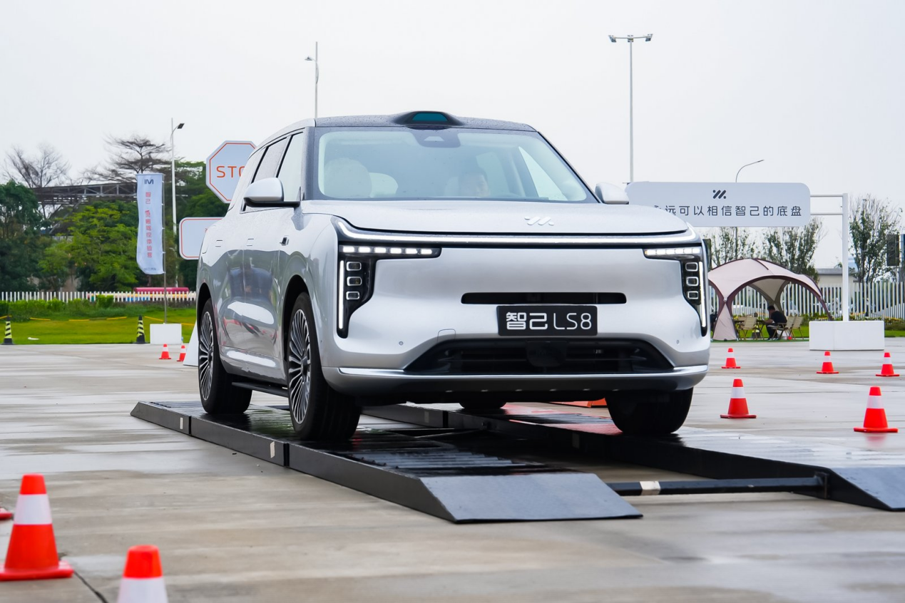 大车不再“开船”，但25万真有百万级体验？试驾智己LS8